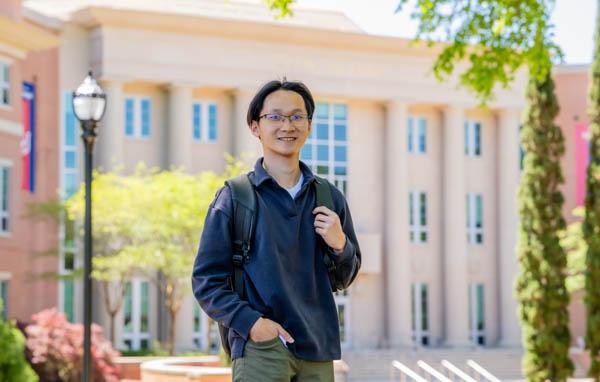 保罗阮, an engineering and music student at the 十大玩彩信誉平台, earned a 2024 Goldwater Scholarship based on his undergraduate research in protein biophysics.
